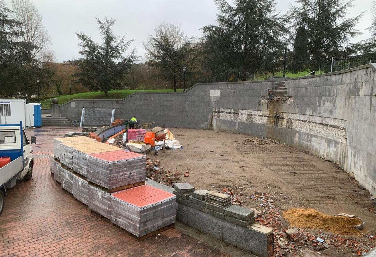 Operarios comenzando a construir el escenario que sustituirá el vaso de la fuente.  | LNE