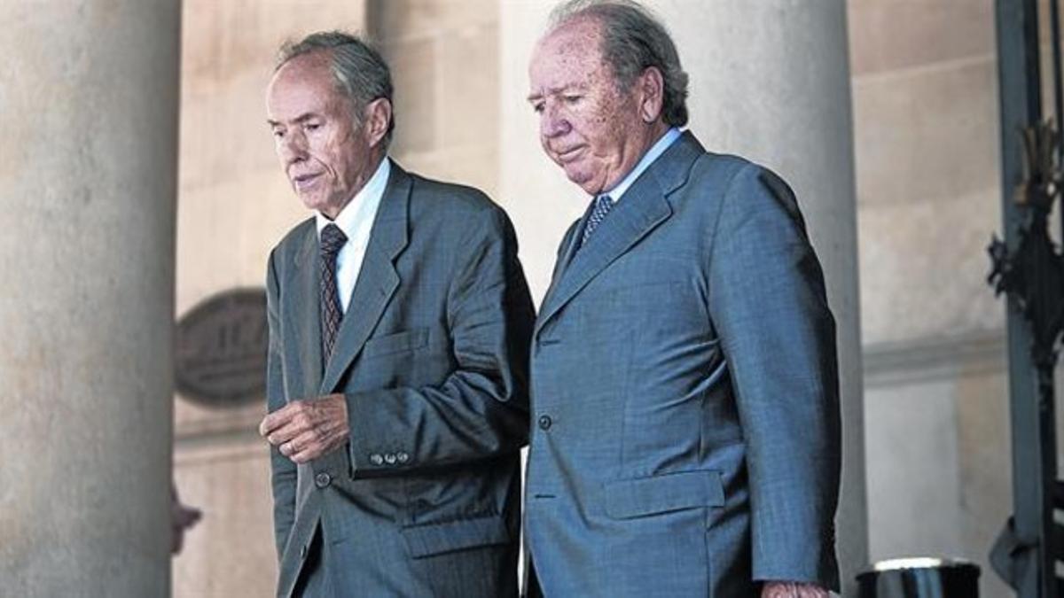 José Luis Núñez (derecha) y el que fuera su abogado, saliendo de la Audiencia de Barcelona en julio del 2011.