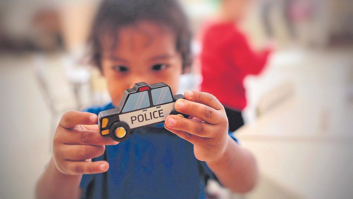 Imagen de un niño jugando con un coche de policía en uno de los centros de cero a tres años que se puso en marcha esta semana en Tenerife.