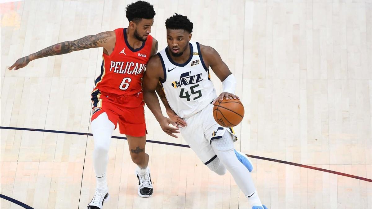 Donovan Mitchell, de los Jazz, ante Nickeil Alexander-Walker, de los Pelicans