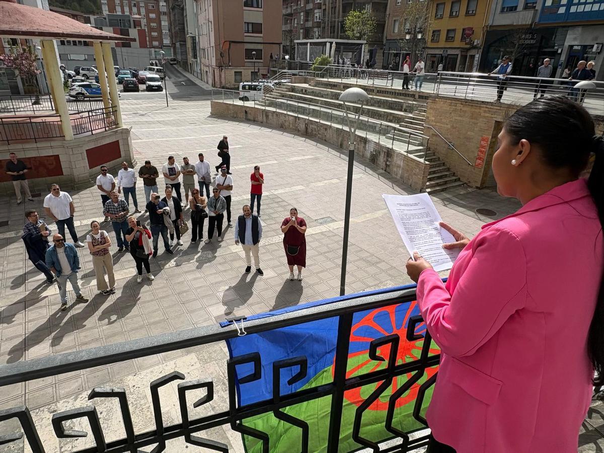 Noemí Jiménez leyendo el manifiesto del Día Internacional del Pueblo Gitano, en el balcón del Ayuntamiento de San Martín del Rey Aurelio