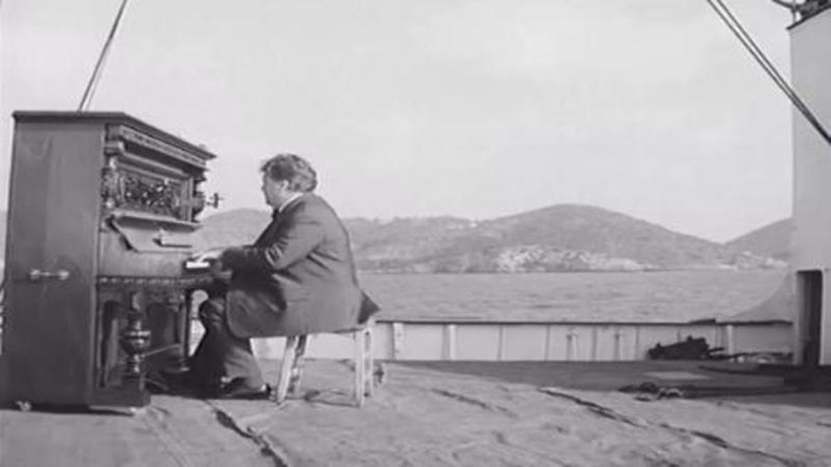 El protagonista, en la seua arribada a Eivissa en barco, amb Dalt Vila de fons.