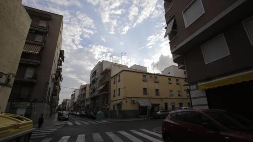 Rescatan de una azotea en Elche a dos policías y a los dos ladrones que perseguían