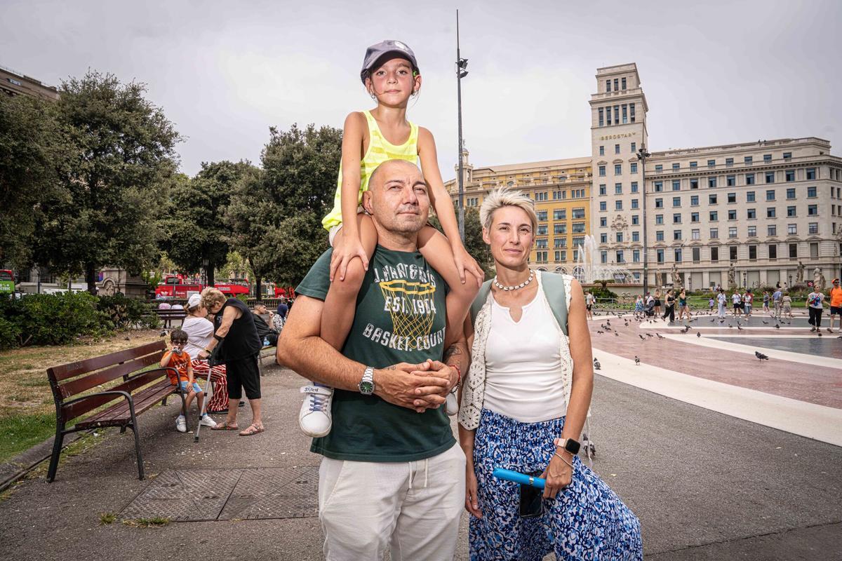 Marco y Stefani pasean por el centro de Barcelona durante una jornada marcada por el pico de calor. Barcelona, 15 de julio de 2026. AUTOR: Manu Mitru | EPC