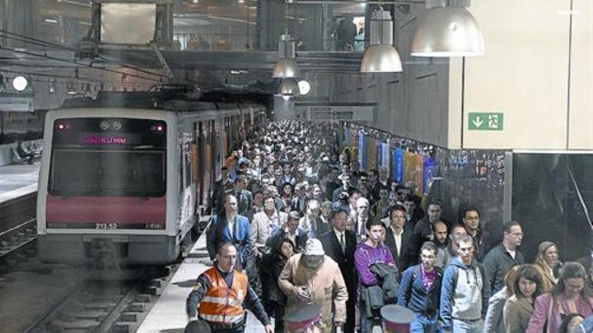 Llegada a la estación de Europa Fira de los Ferrocarrils de asistentes al congreso de móviles, ayer.