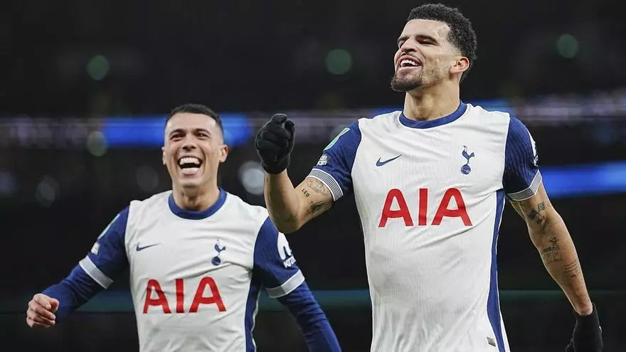 Solanke amplía la ventaja antes del descanso y sentencia el partido