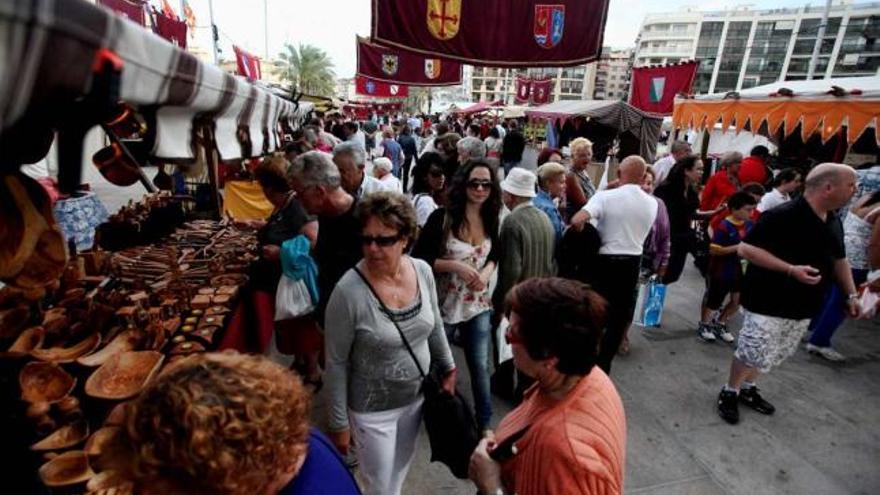 El mercadillo medieval, ubicado por primera vez bajo el Ayuntamiento, lleno de público.