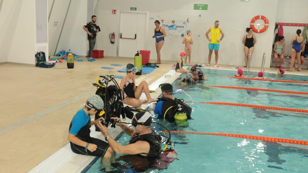 Una actividad en la piscina municipal de Bueu, en As Lagoas.