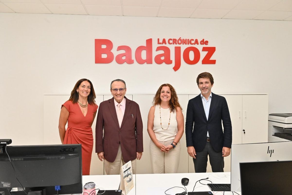 De izquierda a derecha: María Ortiz, directora territorial de Prensa Ibérica en Extremadura; Javier Moll, presidente de Prensa Ibérica; Ascensión Martínez, directora de La Crónica de Badajoz y Sergi Guillot, director general de Prensa Ibérica.