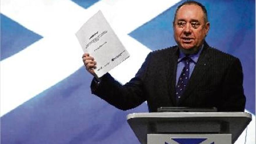 Salmond sosté una còpia de l&#039;acord pel referèndum el mes de maig passat