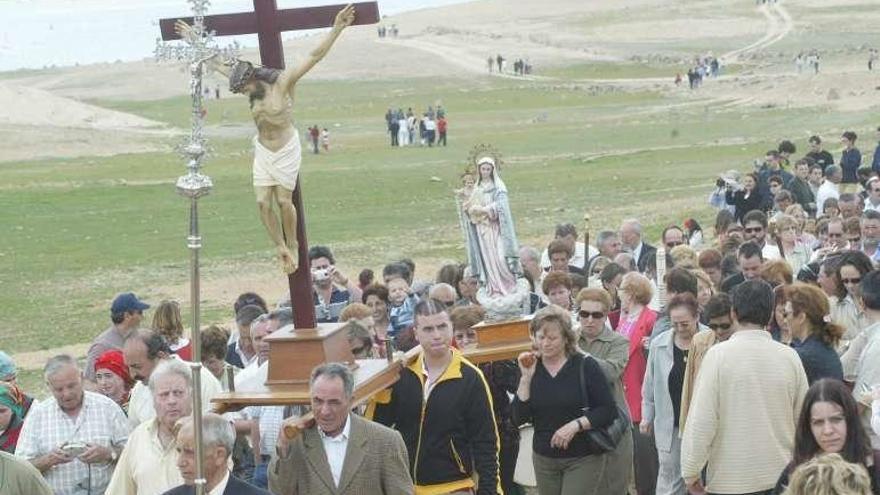 Desarrollo de una procesión de Argusino en una anterior romería.