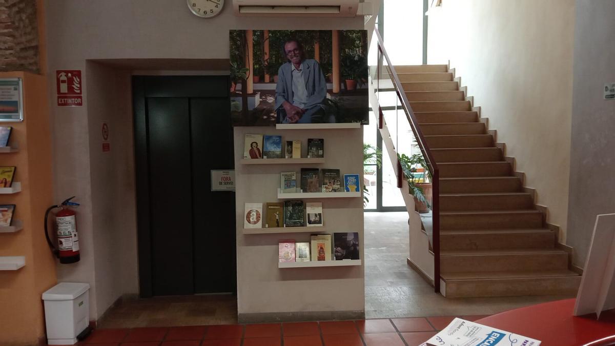 La obra de Piera se expone en un lugar preferente de la Biblioteca Central de Gandia