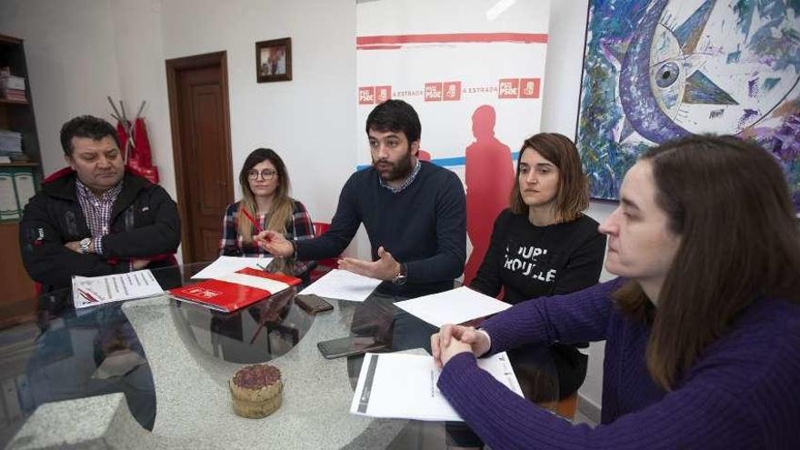 Ediles del PSOE, ayer en la sede socialista. // Bernabé/Cris M.V.
