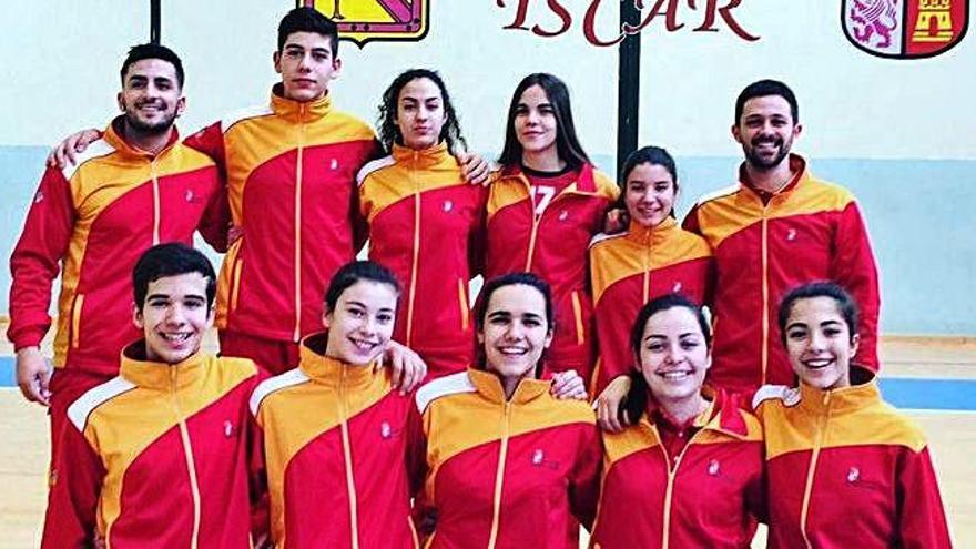 Los representantes del Balonmano Zamora en esta cita posan para las cámaras.