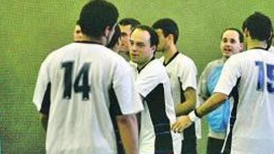 Jugadores del Turyva Atlética durante un partido. / mara villamuza