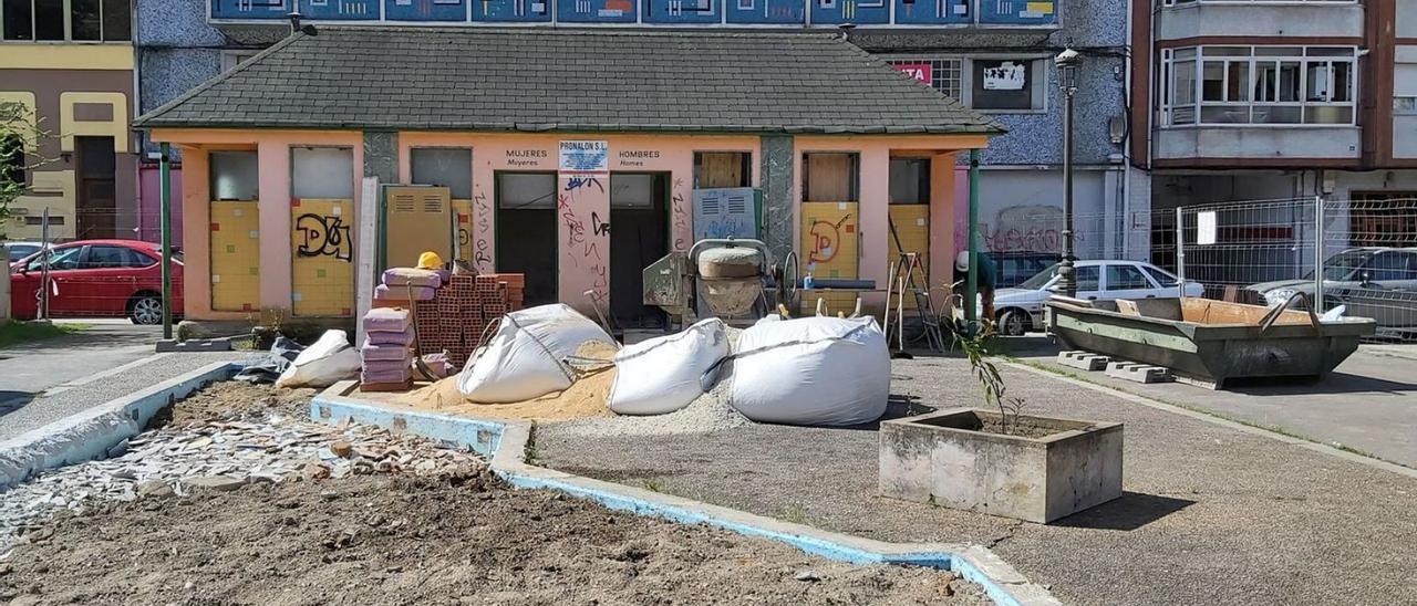 Primeras obras en el edificio del parque Dorado que será reformado. | E. P.