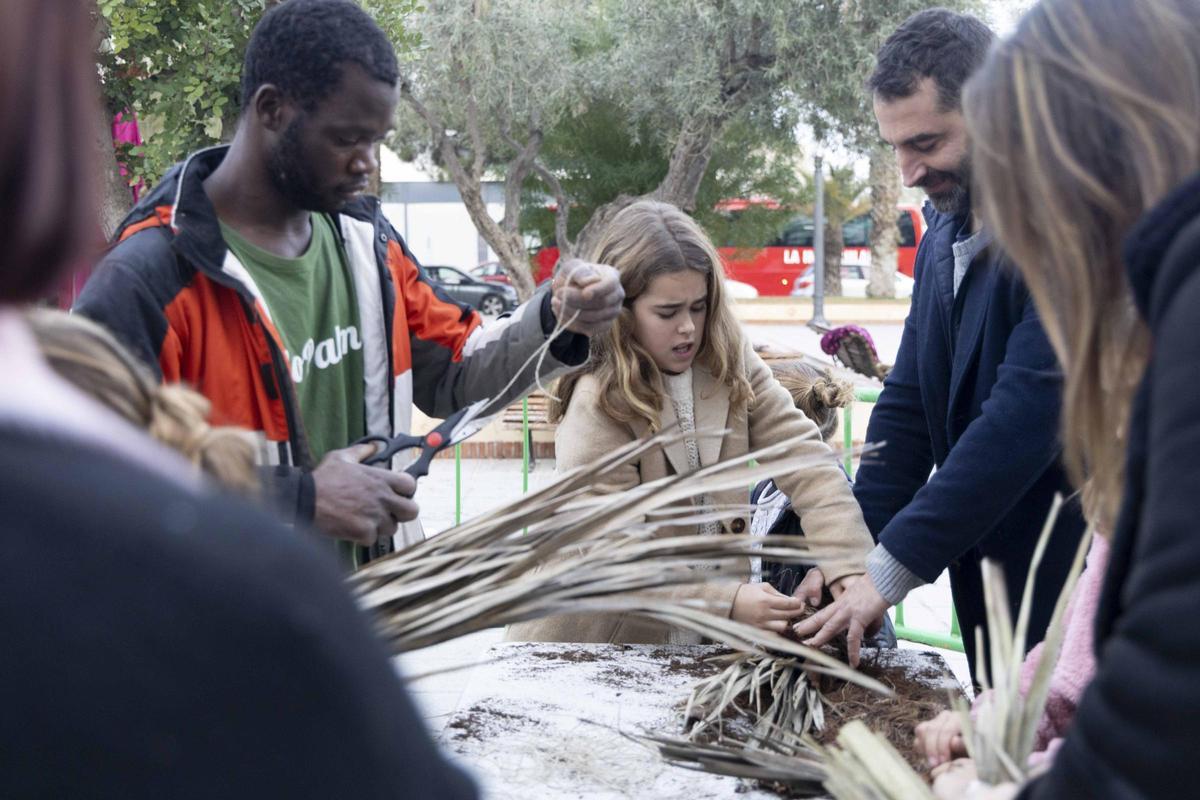 Talleres de “atxes” en Elche para promover una tradición difícil de mantener