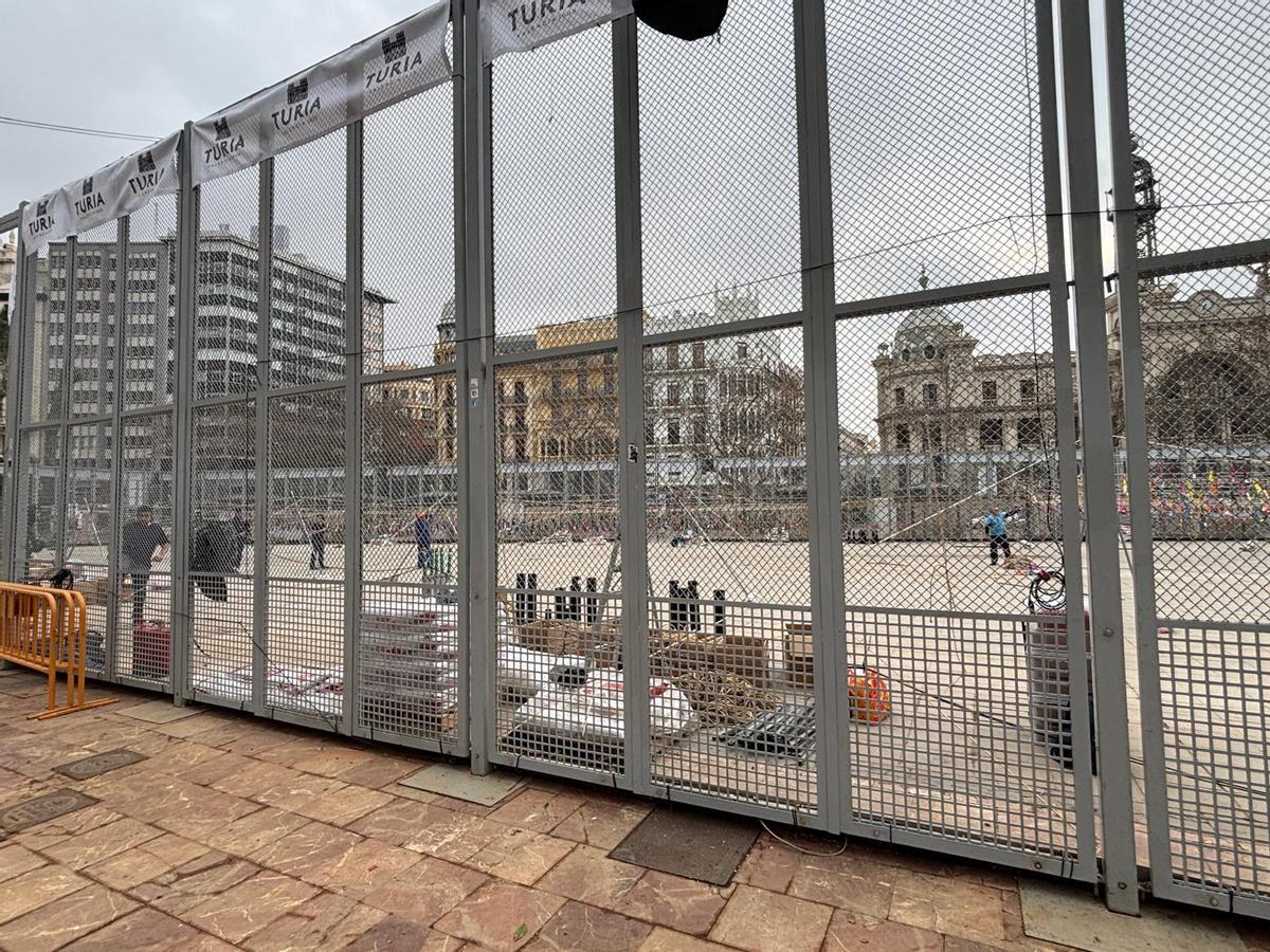 Montaje de la "mascletà" de Crespo