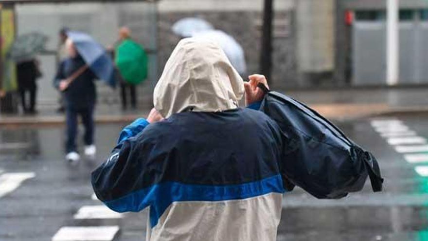 Los fuertes vientos y las persistentes precipitaciones amenazan hoy a Galicia