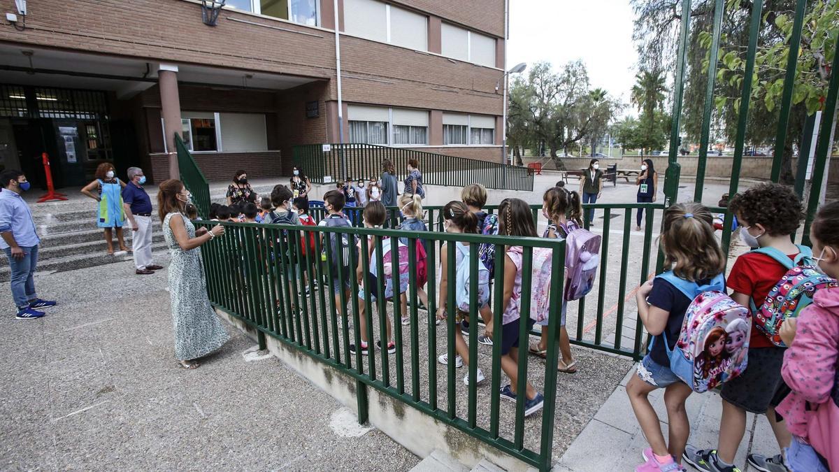 Entrada de los alumnos en el Enric Valor