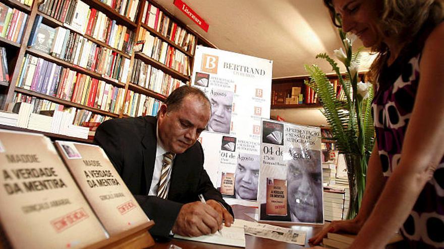 Gonçalo Amaral, ex inspector de la policía criminal portuguesa, firma copias de su nuevo libro &quot;Maddie. A Verdade da Mentira&quot; en una librería de Lisboa, Portugal, este  lunes 4 de agosto. Amaral dimitió de su cargo después de ser cesado cuando investigaba la desaparición de la niña británica Madeleine McCann en un complejo turístico al sur de Portugal. El pasado domingo se hizo público un nuevo archivo policial con casi 30.000 páginas de datos sobre la investigación.