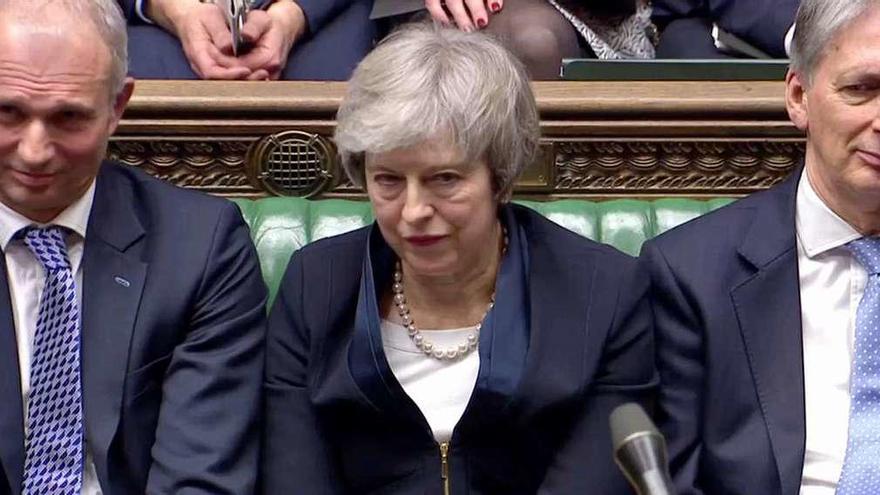 La primera ministra británica, Theresa May, tras finalizar la votación que rechazó por amplio margen su plan para el &quot;Brexit&quot;. // Reuters