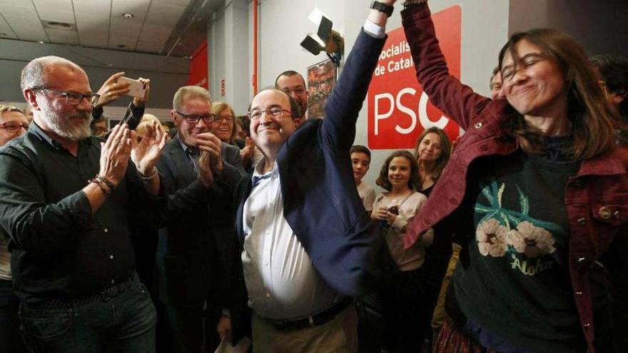 Iceta levanta el brazo de Parlon, tras ganar las primarias del PSC el pasado sábado. // Efe