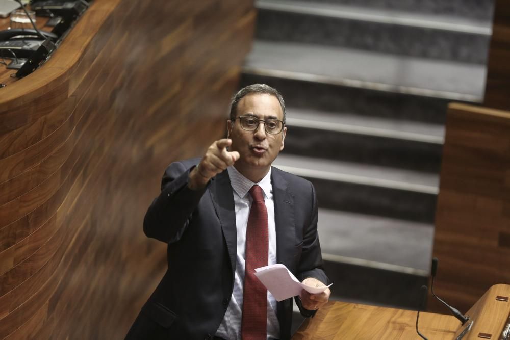 Protesta de funcionarios durante la celebración del pleno de la Junta General del Principado