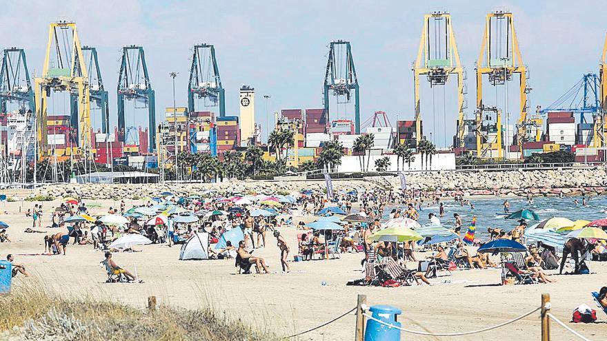 El último baño del verano sin la vigilancia desde la silla alta