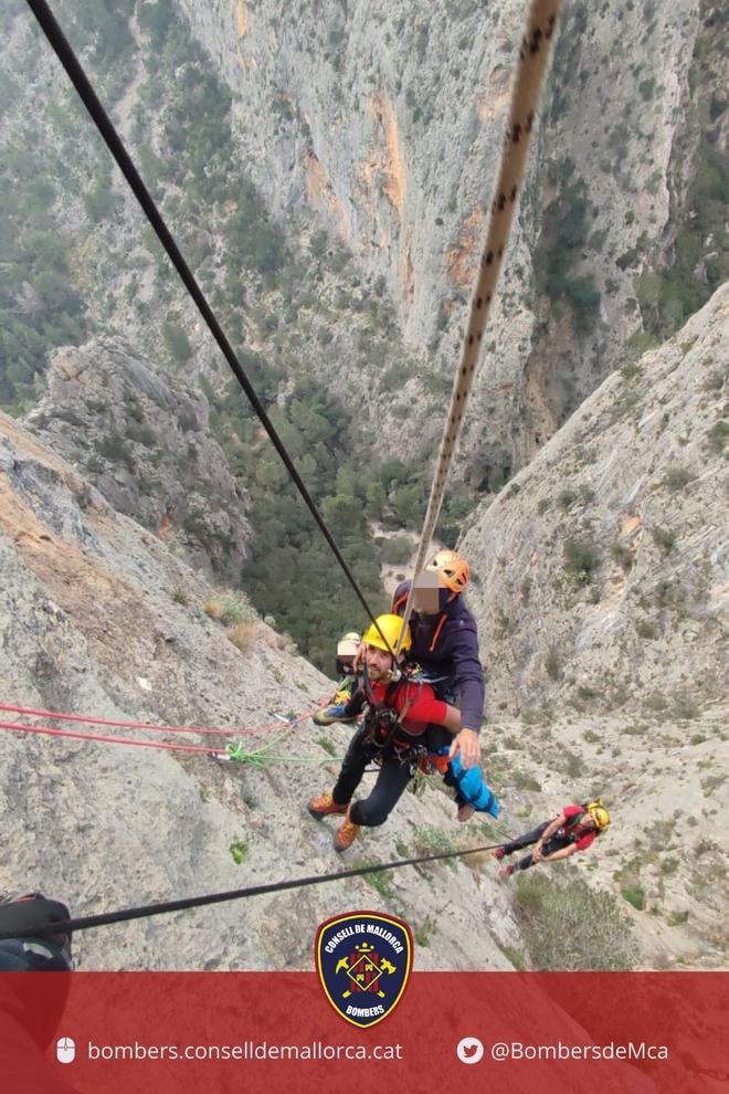 FOTOS | Así ha sido el rescate de un escalador herido tras una caída en Bunyola