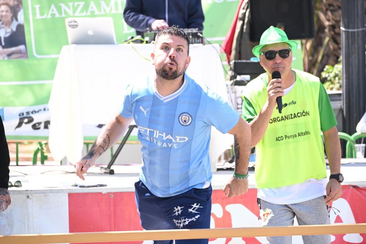 Los mejores momentos del campeonato de lanzamiento de hueso de dátil en Elche este segundo lunes de Pascua