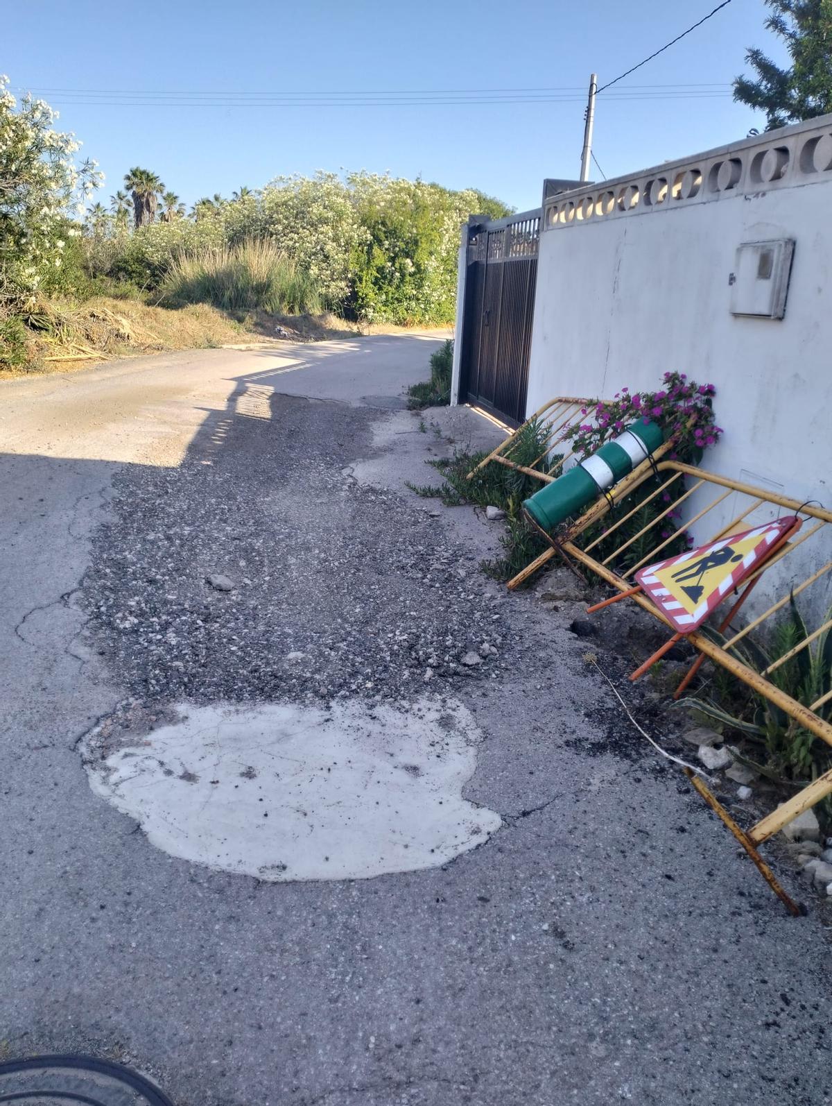 Socavones en el camino de acceso a las viviendas.