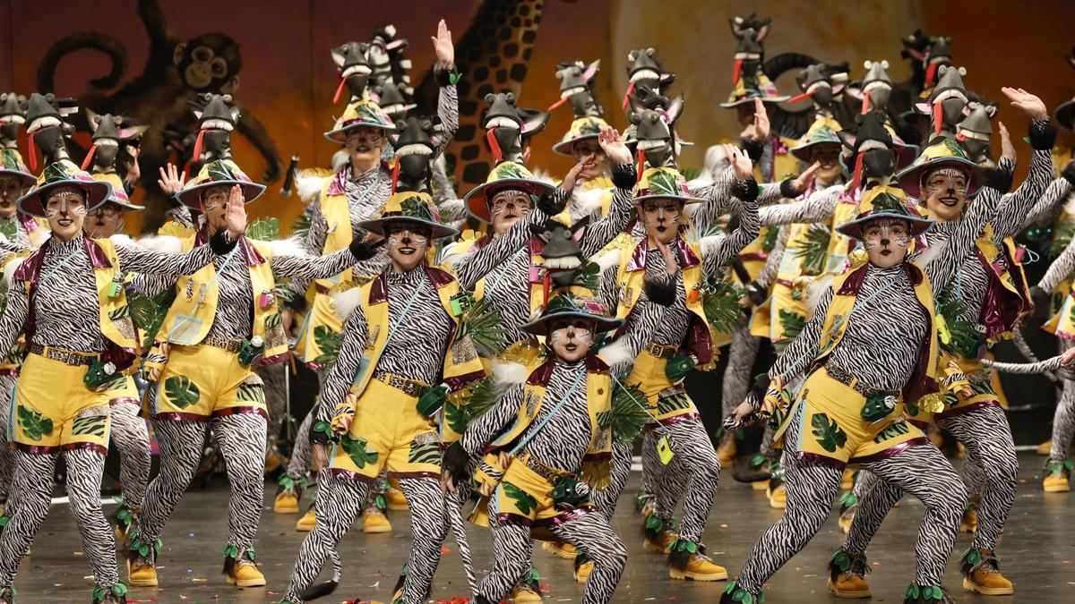 Las charangas de Gijón deslumbran en el Jovellanos con recados a políticos y apoyando a los valencianos