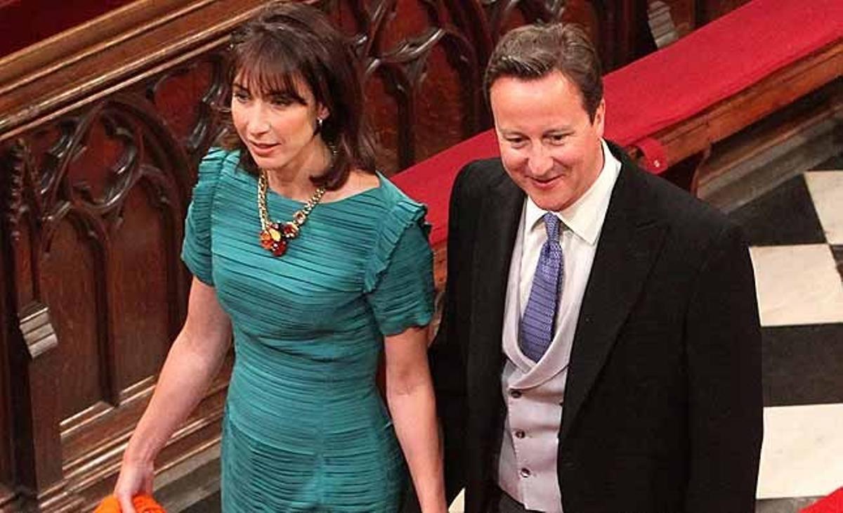 El primer ministre britànic, David Cameron, amb la seva dona Samantha, a l’entrar a l’abadia de Westminster.