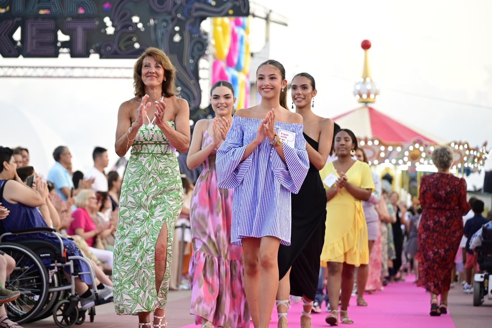El Moll de Costa se viste de moda con el desfile solidario de Cáritas
