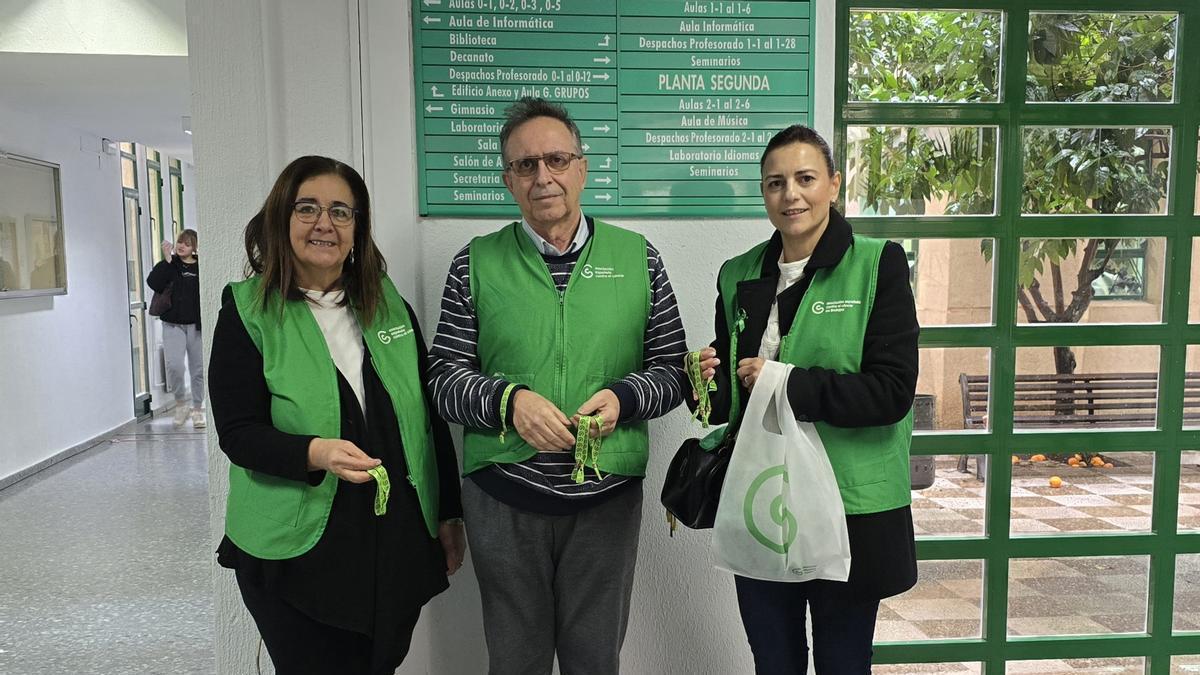 Voluntarios de Aecc este miércoles en la Facultad de Educación y Psicología.