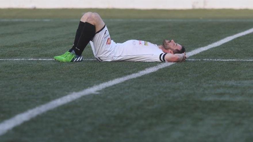 Rubén Martínez, tumbado sobre el césped de Santa Eulària después de perder por 0-1 ante el Castellón.