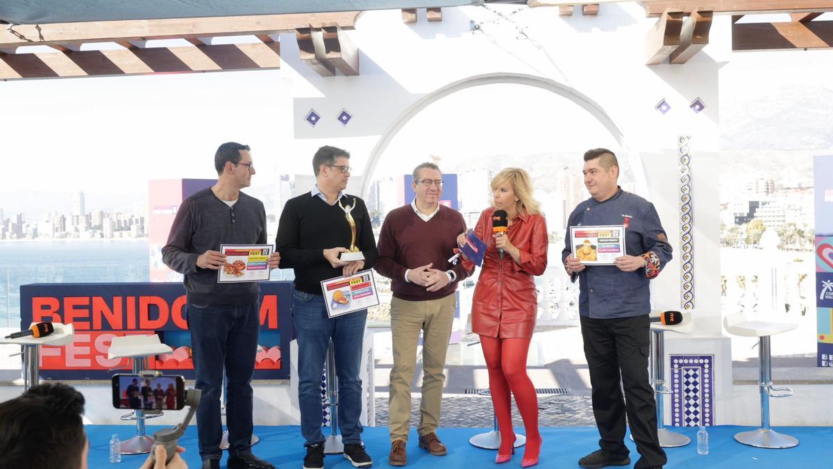 El alcalde junto a los ganadores del concurso.
