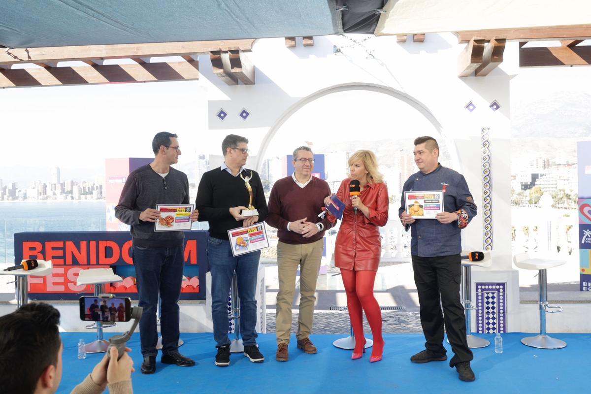 El alcalde junto a los ganadores del concurso.