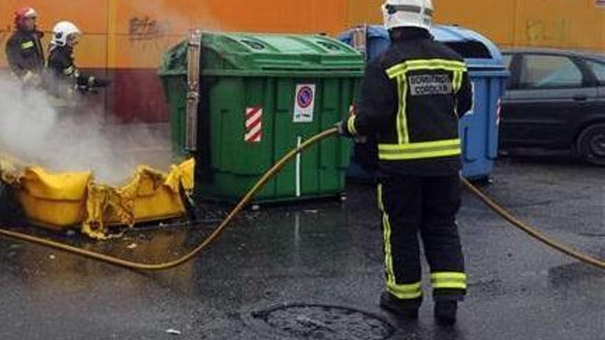 Los bomberos apagan el incendio de un contenedor en la Ronda de Isasa