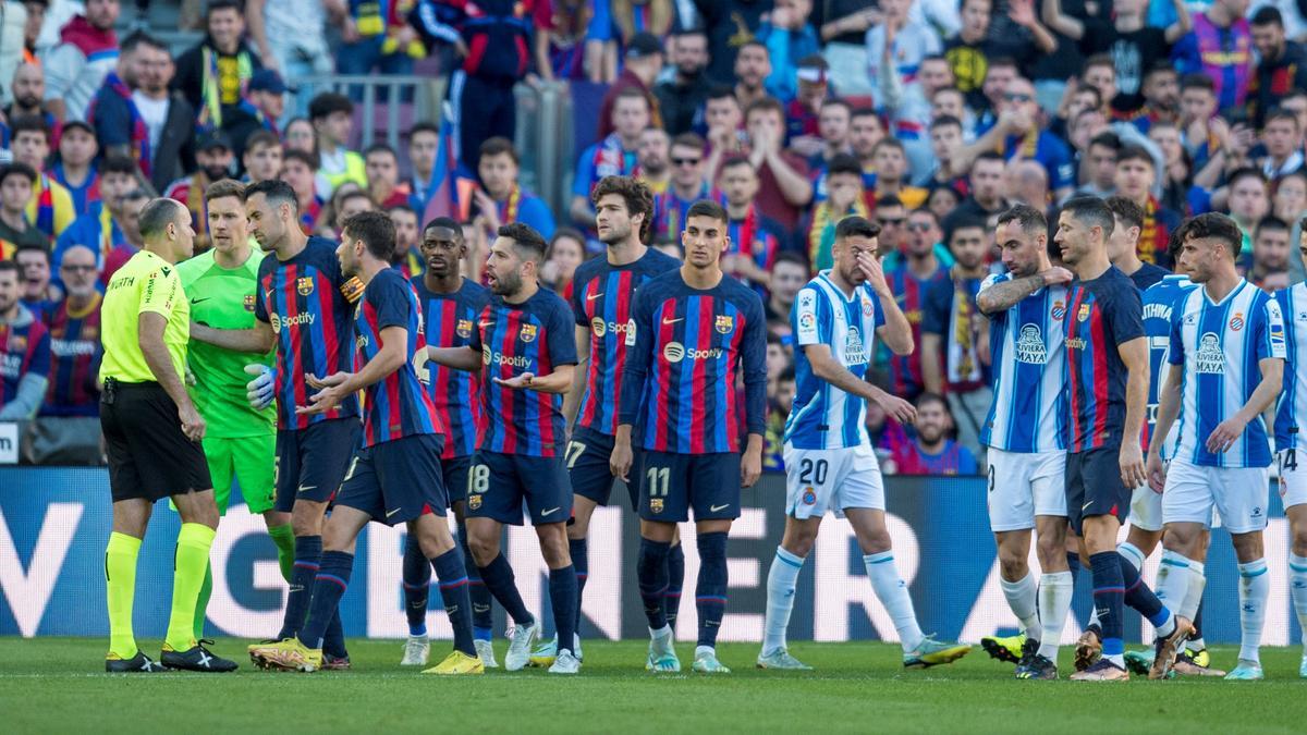 Los jugadores del Barça protestan a Mateu Lahoz la expulsión de Alba, que vio dos amarillas en cuatro minutos.