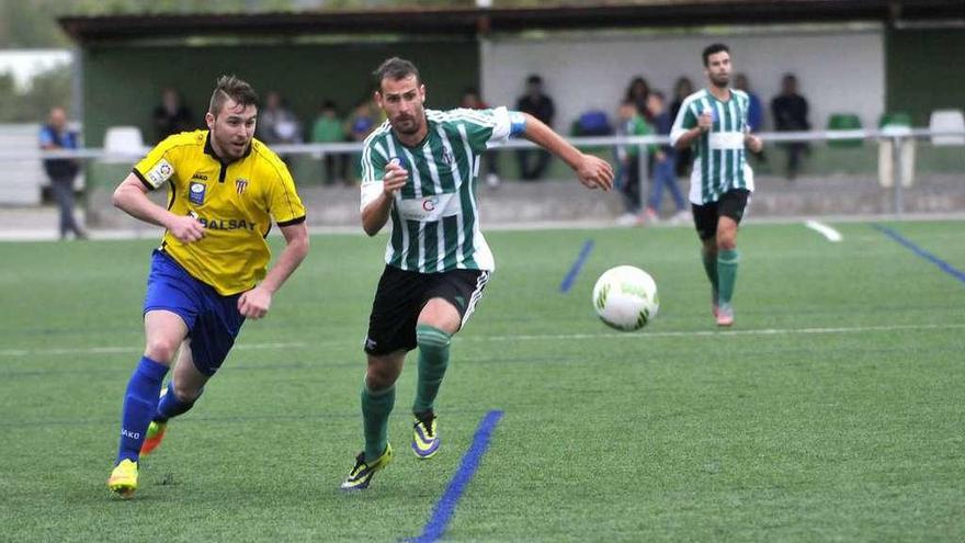 El central del Lenense Adrián Fuertes trata de hacerse con el balón ante un jugador de L´Entregu.