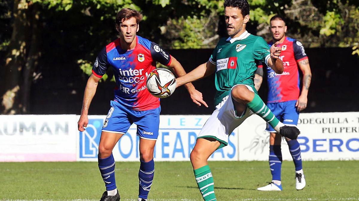 Mateo golpea el esférico durante el partido de ayer ante el Langreo. // MARTA G. BREA