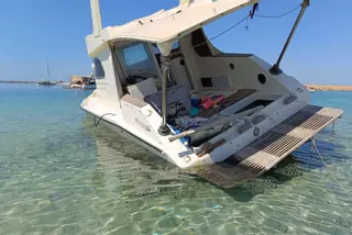 Una lancha privada permanece varada en la orilla de s’Espalmador, en Formentera, desde hace meses