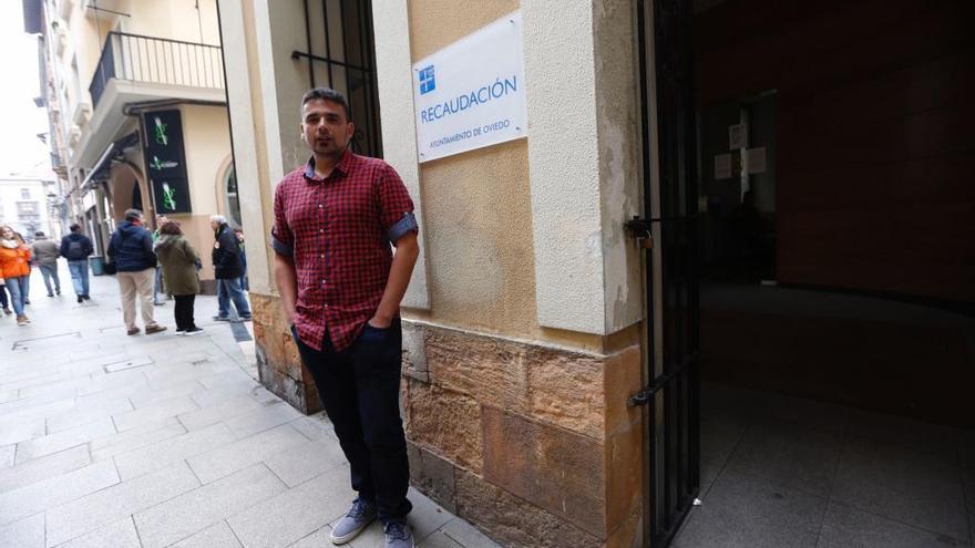 Iván Álvarez, concejal de IU en el Ayuntamiento de Oviedo, ante la oficina de recaudación esta mañana.