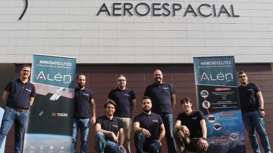 Parte del equipo de Alén Space, en Porto do Molle (Nigrán). // A.E.