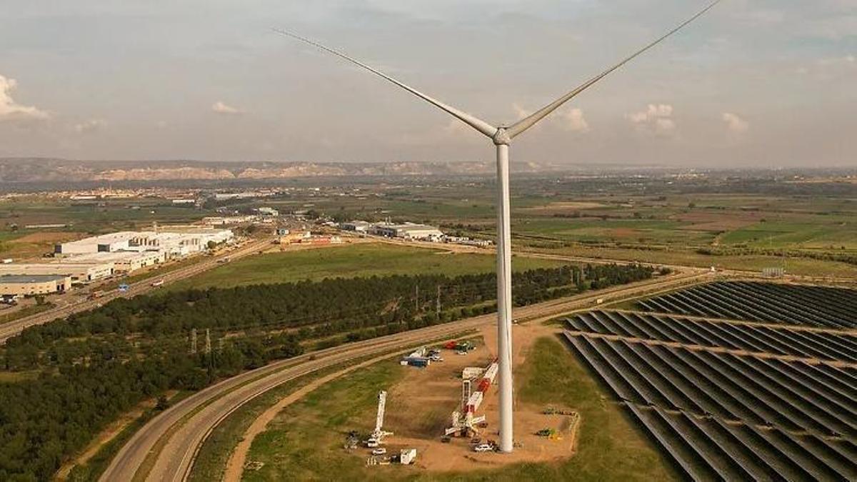 El aerogenerador y las placas solares que ya autoabastecen de energía a la planta de Stellantis en Figueruelas (Zaragoza).