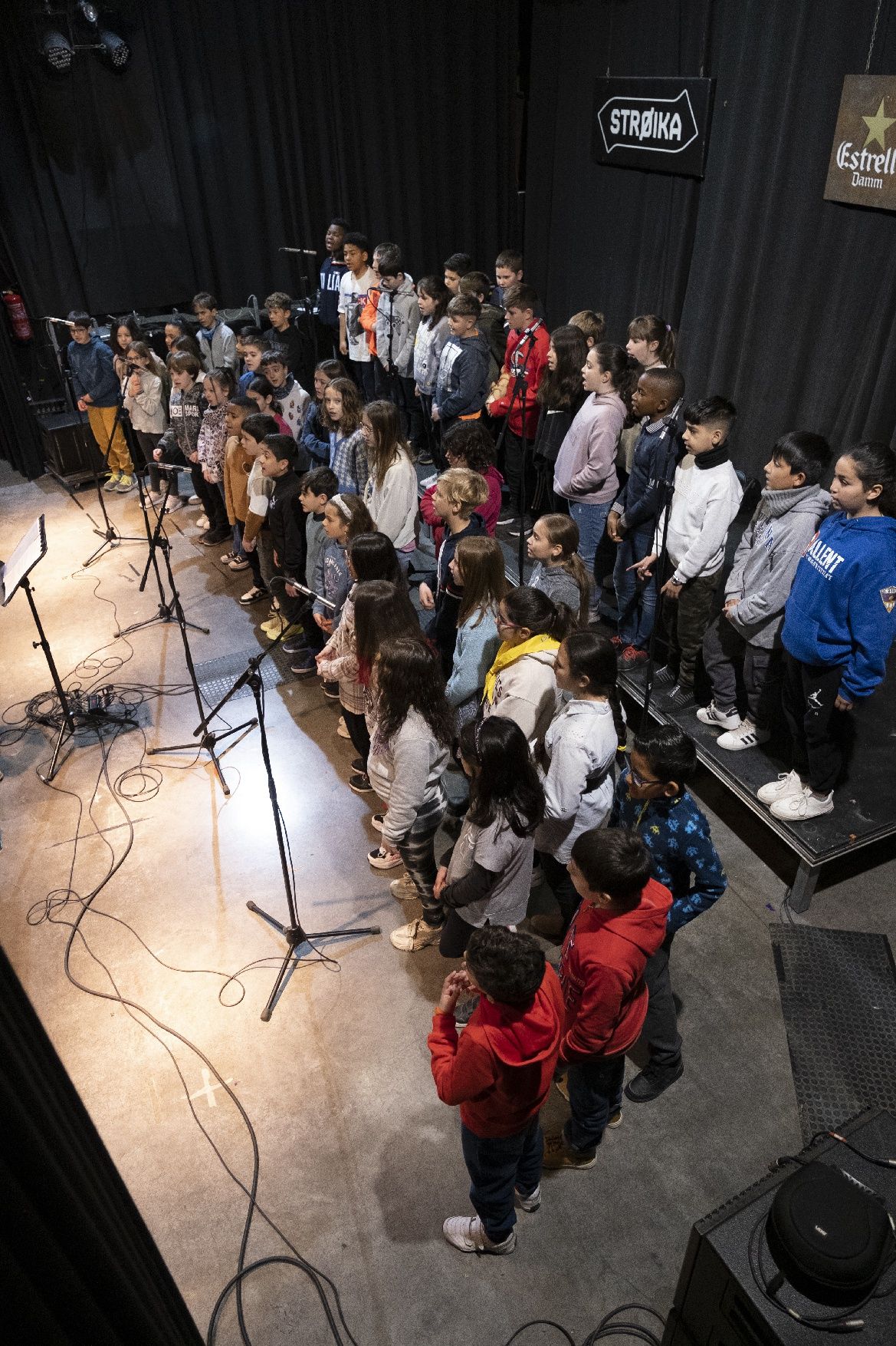 Alumnes de cinquè de primària de l'escola La Séquia de Manresa dediquen una cançó a les dones