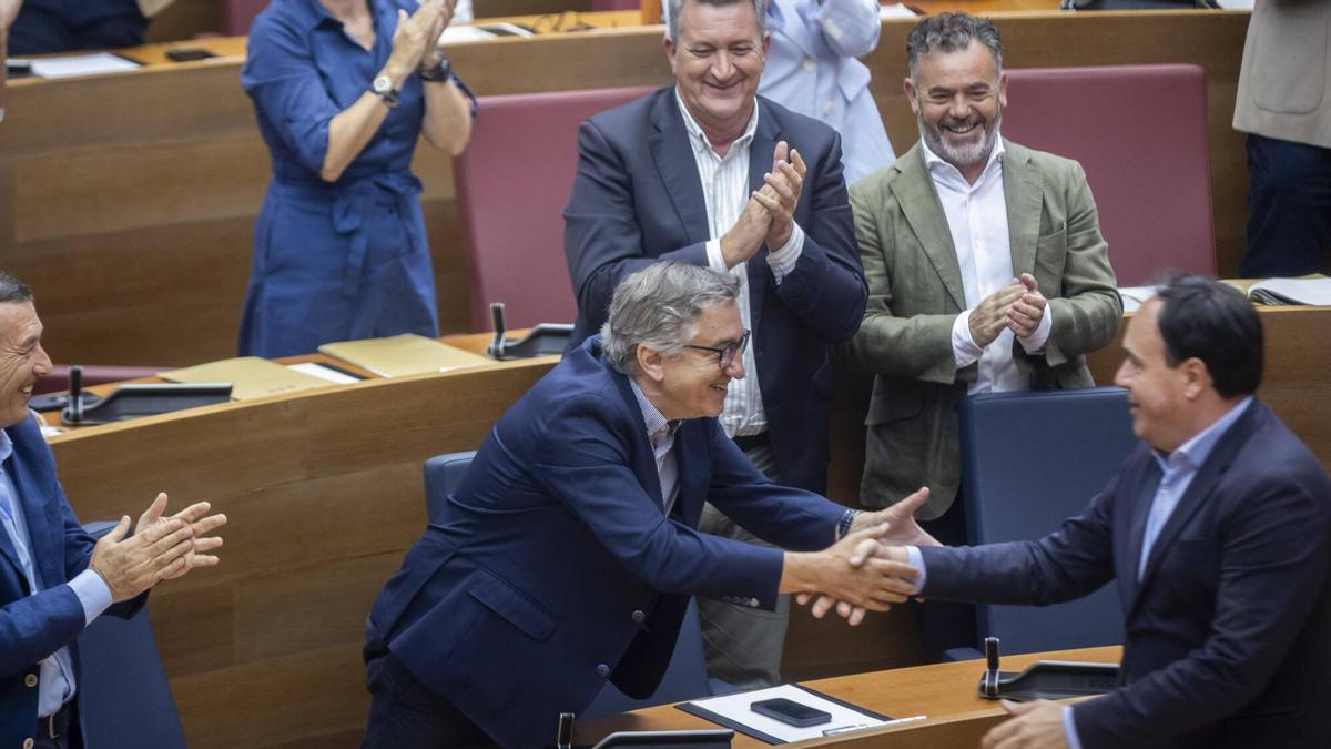 Pérez Llorca felicita al conseller de Hacienda, José Antonio Rovira, tras la aprobación de los presupuestos.