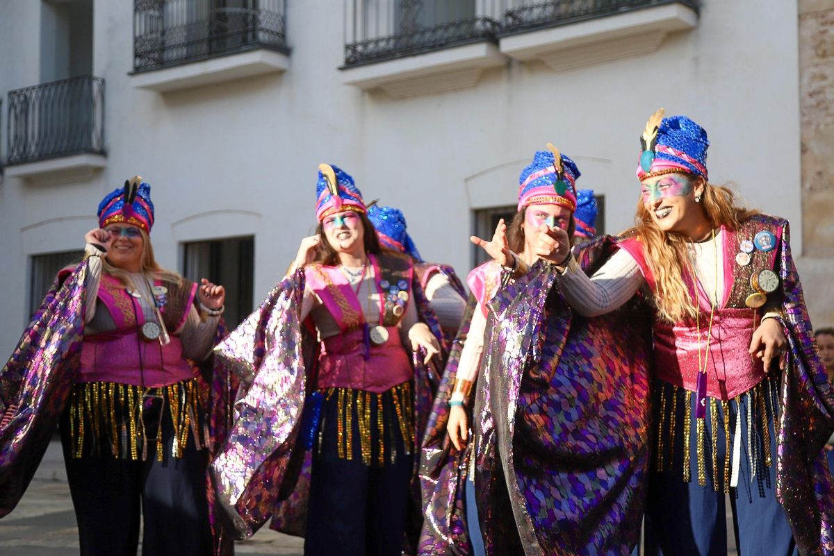 Las Espartanas, ayer, en una actuación callejera en la plaza Alta.